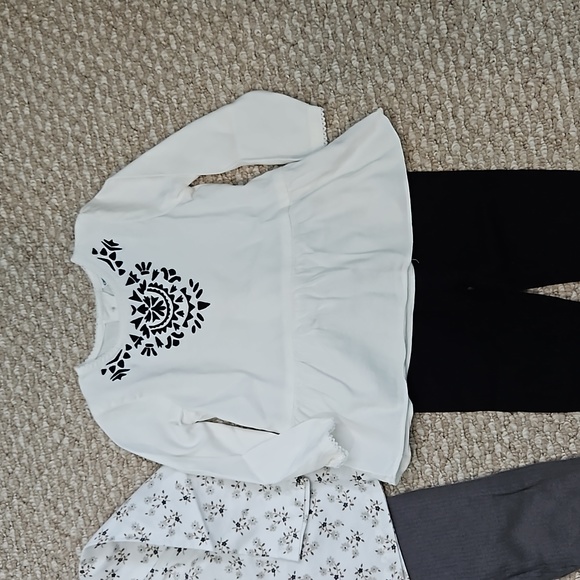 Carters Outfit Bundle - Picture 2 of 13